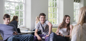超过一半的英国学生每周至少支付 100 英镑房租